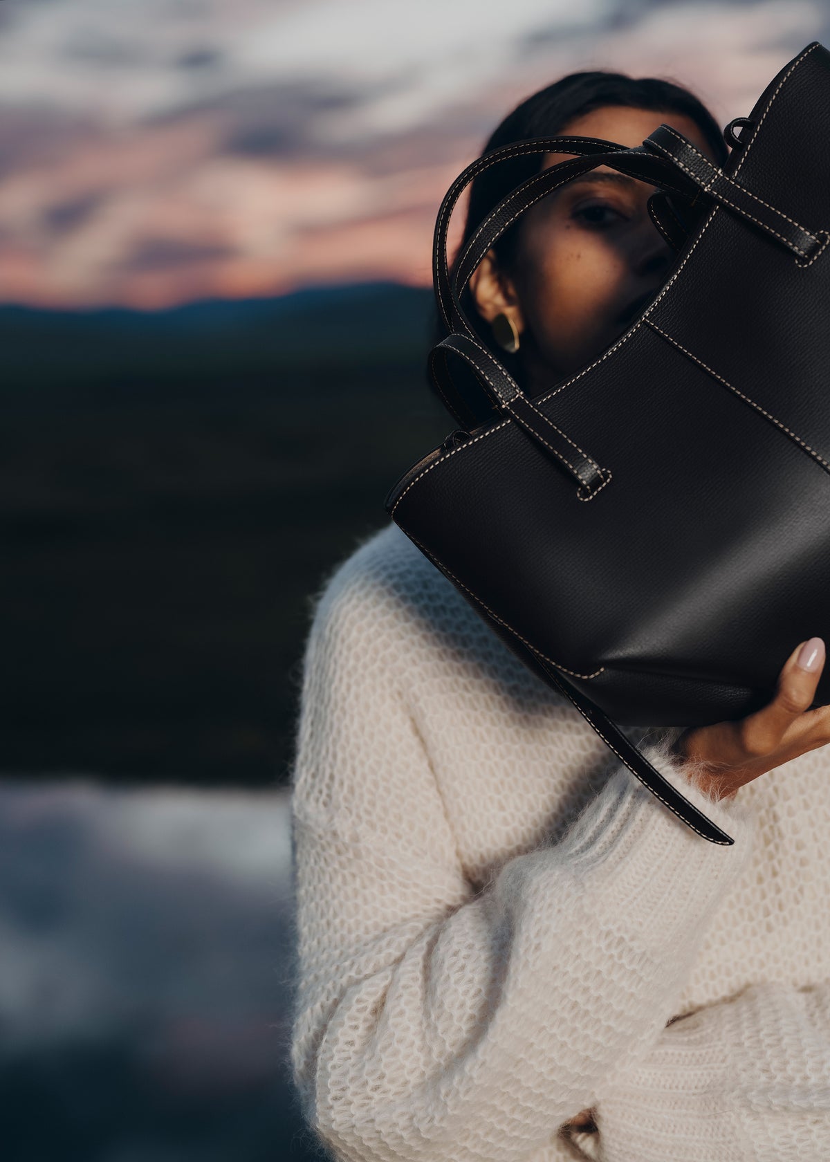 Cyme Mini
Edition Textured Black with Ecru Stitching